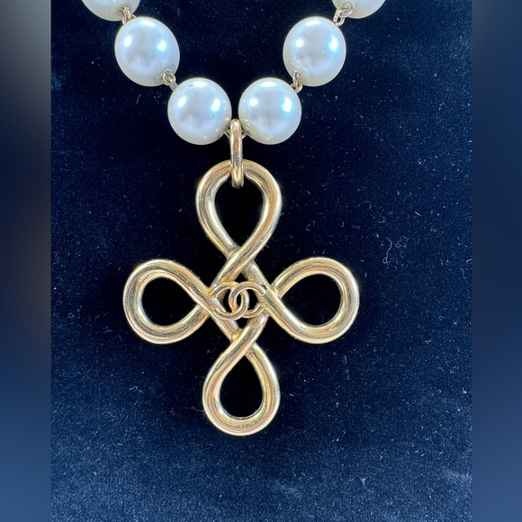 100% Authentic CHANEL Vintage Pearl Necklace - Picture 2 of 6